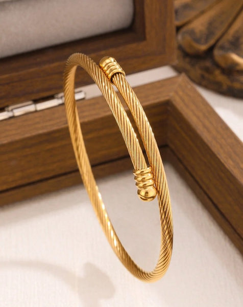 Sparkling  Flower Zirconia Women's Bangle Bracelet Jewelry Set.